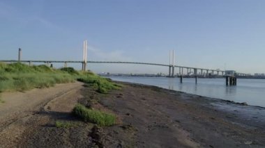 Kraliçe Elizabeth II bridge ile Thames mudflats dron slaytlar düşük seviyesinden 