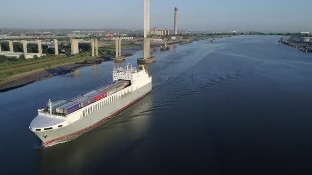 Drone Repül Vissza Követés Teherhajó Adeline Queen Elizabeth Híd Van — Stock videók