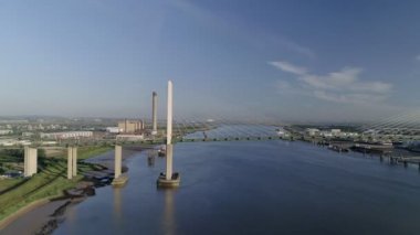 Yüksek düzey dron yana doğru Qeii köprü Batı bir güneşli bahar sabahı seyir geçmiş parça 