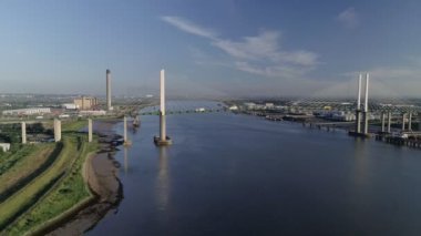 Yüksek düzey dron yana doğru Qeii köprü Batı bir güneşli bahar sabahı seyir geçmiş parça 