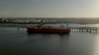 Uçağın yukarı ve petrol tankeri Sten Fjell Grays Petrol terminal İngiltere'de uzak uçar 