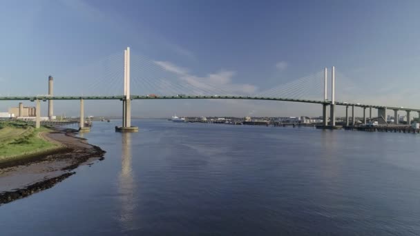 Дрон Поднимается Берега Реки Через Темзу Мосту Королевы Елизаветы — стоковое видео