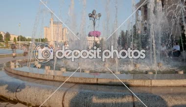 Kamera jib stil yavaş hareket müzik çeşme önünde yükselir. Bağımsızlık Meydanı, Kiev, Kiev, Ukrayna