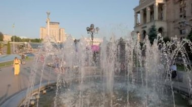 Kamera jib stil yavaş hareket müzik çeşme önünde iner. Bağımsızlık Meydanı, Kiev, Kiev, Ukrayna