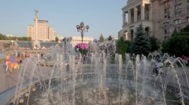 Kamera jib stil yavaş hareket müzik çeşme önünde iner. Bağımsızlık Meydanı, Kiev, Kiev, Ukrayna