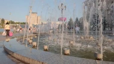 Kamera slaytlar yavaş Bağımsızlık Meydanı, Kiev, Kiev, Ukrayna anıt ortaya çıkarmak için müzik çeşme geçmiş