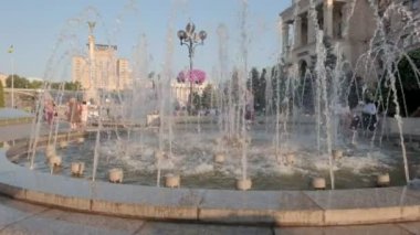 Kamera jib stil yavaş hareket müzik çeşme önünde yükselir. Bağımsızlık Meydanı, Kiev, Kiev, Ukrayna