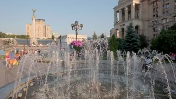 Die Kamera Steigt Zeitlupe Vor Dem Musikbrunnen Unabhängigkeitsplatz Kiew Kyiw — Stockvideo