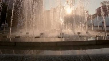 Kamera slaytlar arkadan aydınlatmalı müzik çeşme yavaş Bağımsızlık Meydanı, Kiev, Kiev, Ukrayna batımında anıt ortaya çıkarmak için geçmiş