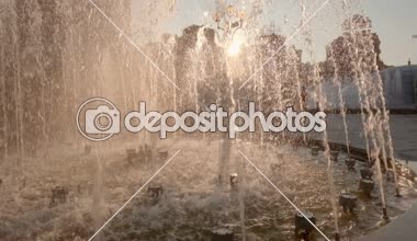 Kamera arkadan aydınlatmalı müzikal Fountain yavaş Bağımsızlık Meydanı, Kiev, Kiev, Ukrayna batımında anıt ortaya çıkarmak için hamle geri