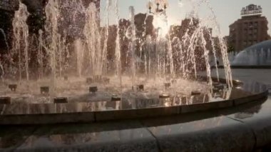 Kamera slaytlar arkadan aydınlatmalı müzik çeşme yavaş Bağımsızlık Meydanı, Kiev, Kiev, Ukrayna batımında anıt ortaya çıkarmak için geçmiş