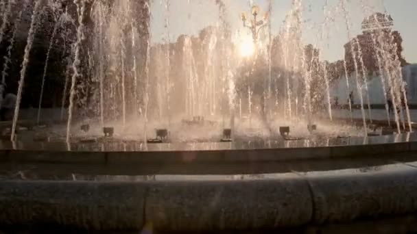 Camera Rises Jib Style Front Backlit Musical Fountain Slow Motion — Stock Video