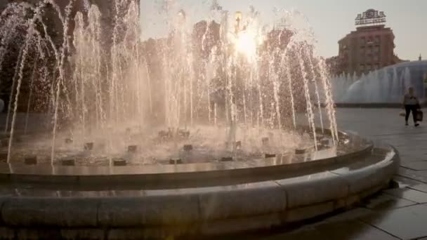 Camera Pushes Backlit Musical Fountain Slow Motion Reveal Monument Independence — Stock Video