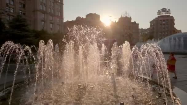 Telecamera Scende Stile Fiocco Davanti Alla Fontana Musicale Retroilluminata Rallentatore — Video Stock