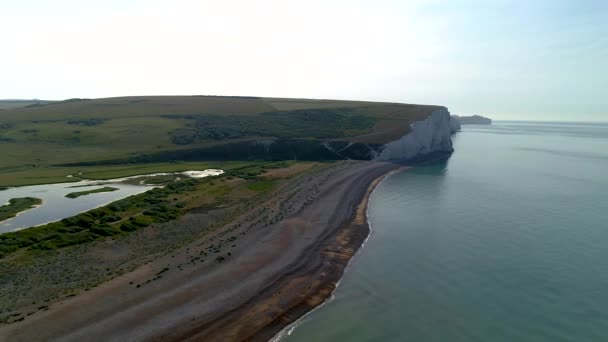 Drone Voa Sobre Praia Cuckmere Haven Para Revelar Famosos Penhascos — Vídeo de Stock
