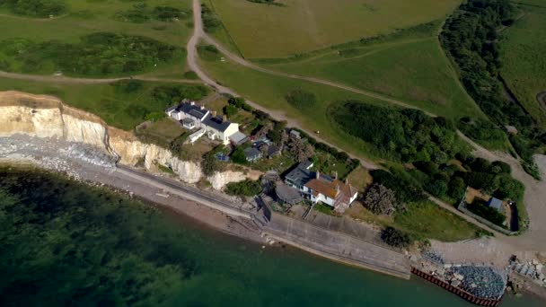 在英国苏塞克斯西福德头的高度 无人驾驶飞机围绕海岸警卫队的小屋飞行 — 图库视频影像