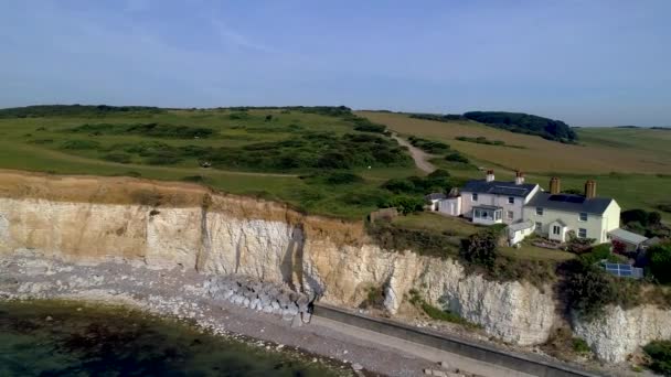 Drone Leci Bok Wznosi Się Przeszłości Domki Straży Przybrzeżnej Seaford — Wideo stockowe