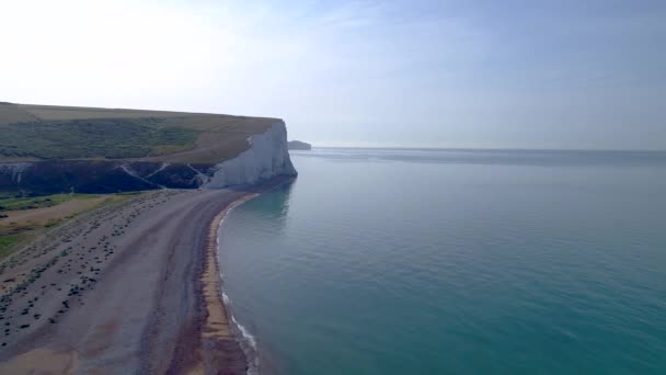 Drone Πετάει Προς Πλάγια Πάνω Από Την Παραλία Cuckmere Καταφύγιο — Αρχείο Βίντεο