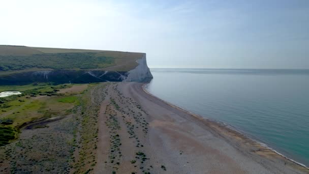 Drone Voa Para Trás Longo Praia Cuckmere Haven Praia Com — Vídeo de Stock