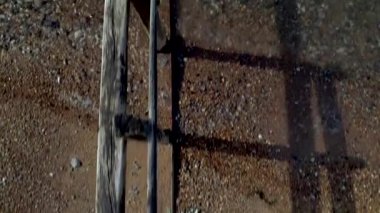 Kamera düşük Manş Cuckmere Haven, ortaya çıkarmak için ahşap groyne üzerinden uçar. 