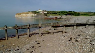 Drone düşük groyne Cuckmere sahilde Coastgaurd evler ile uçar 