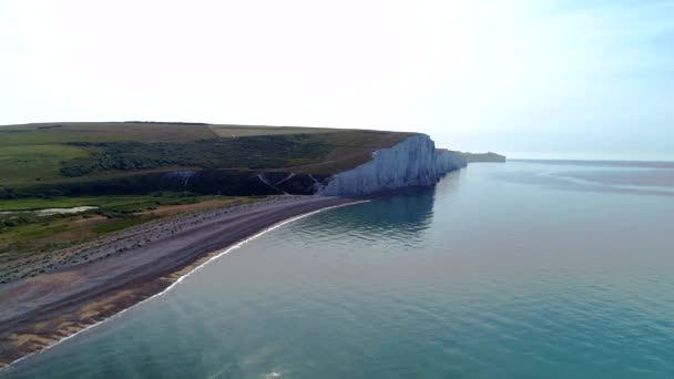 Беспилотник Летит Вдоль Пляжа Пляже Cuckmere Haven Семью Сестрами Скалы — стоковое видео