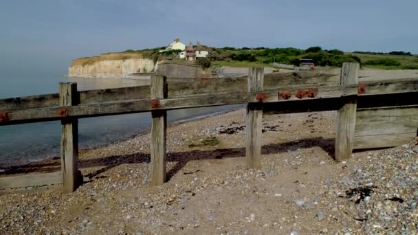 Drony Stoupá Kolem Groynu Odhalit Pobřežní Chaty Cuckmere Haven Sussexu — Stock video