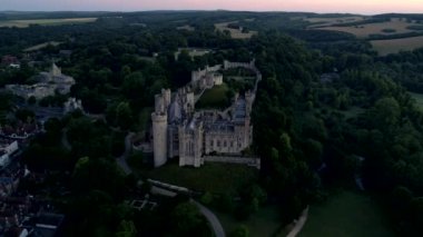 Drone yavaş yavaş geri şafakta Sussex kırsal ortaya çıkarmak için Arundel Kalesi taşır