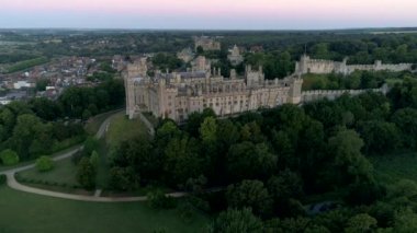 Drone yavaş yavaş Arundel Kalesi ve kasaba çevresinde alacakaranlık şafaktan önce izler