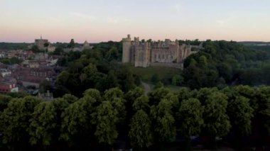 Drone izler ve dawn bir yaz sabahı, Arundel Kalesi tırmanıyor. 
