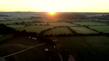 Drone yavaş bir misty dawn İngilizce peyzaj üzerinde gündoğumu West Sussex için yapılan uçar