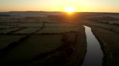 Dron yana West Sussex'deki / daki nehir Arun üzerinde gündoğumu İngilizce bir peyzaj üzerinde uçar. 