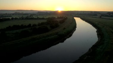 Nehir gündoğumu İngilizce bir manzara ortaya çıkarmak için Arun üzerinde West Sussex'deki / daki dron yükselir. 