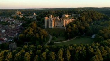 Arundel Kalesi ve kent bir yaz şafak ışığında statik dron video klip