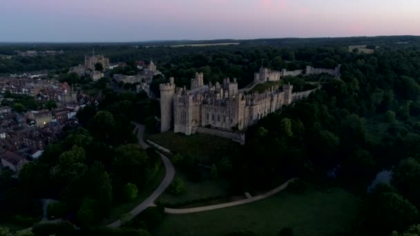 Drone Tracks Slowly Arundel Castle Town Twilight Dawn — Stock Video