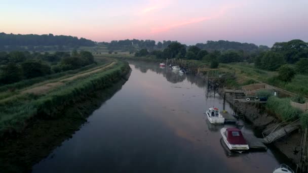 Drone Vole Lentement Long Rivière Arun Près Arundel Dans Lumière — Video