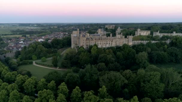 Drone Voa Lentamente Direção Castelo Arundel Amanhecer Com Cidade Atrás — Vídeo de Stock
