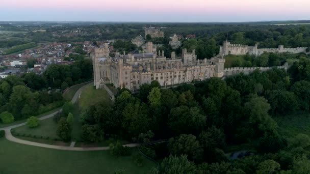 在黎明前的黄昏 无人驾驶飞机在阿伦德尔 米尔斯城堡和小镇附近慢慢地追踪 — 图库视频影像