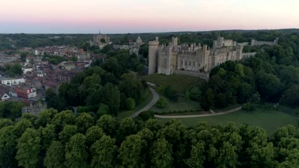 在黎明前的黄昏 无人驾驶飞机在阿伦德尔 米尔斯城堡和小镇附近慢慢地追踪 — 图库视频影像
