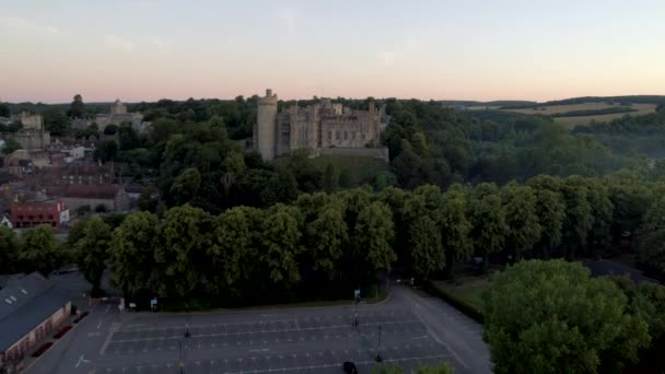 Drohne Fliegt Bei Sonnenaufgang Sehr Langsam Auf Burg Arundel — Stockvideo