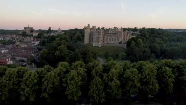 在夏日清晨 无人驾驶飞机在黎明时分爬过阿伦德尔 米尔斯城堡 — 图库视频影像