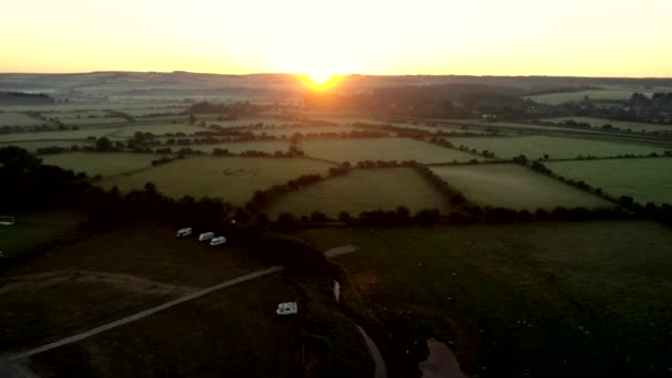 ドローンが 日の出と霧深い夜明けの英国の景色をウェスト サセックスでゆっくり飛ぶ — ストック動画