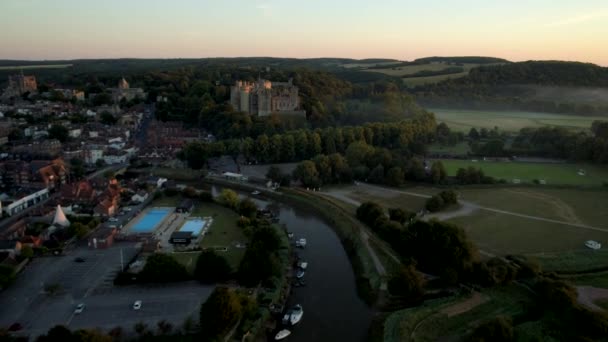 Drone Vliegt Langzaam Door Een Mistige Zonsopgang Naar Arundel Castle — Stockvideo