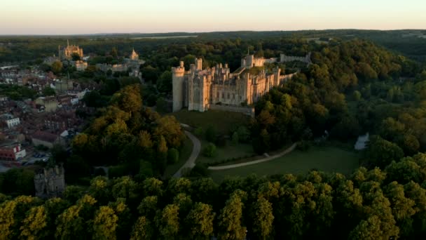 Staattinen Drone Videoleike Arundel Castle Kaupungin Valossa Kesän Sarastus — kuvapankkivideo