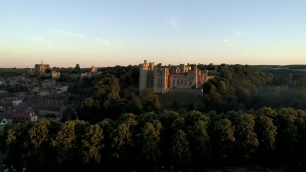 在夏日黎明时分 无人机在阿伦德尔 米尔斯城堡前缓缓下降 — 图库视频影像