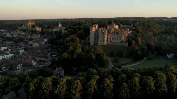 Drone Descend Lentement Devant Château Arundel Lumière Une Aube Brumeuse — Video