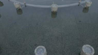 Kamera çeşmeden Kiev Bağımsızlık Meydanı Bağımsızlık Anıtı ile arka planda yükselir.