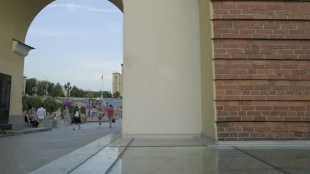 Κάμερα Παρακολουθεί Από Προηγούμενους Lyadsky Πύλη Την Πλατεία Ανεξαρτησίας Πίσω — Αρχείο Βίντεο