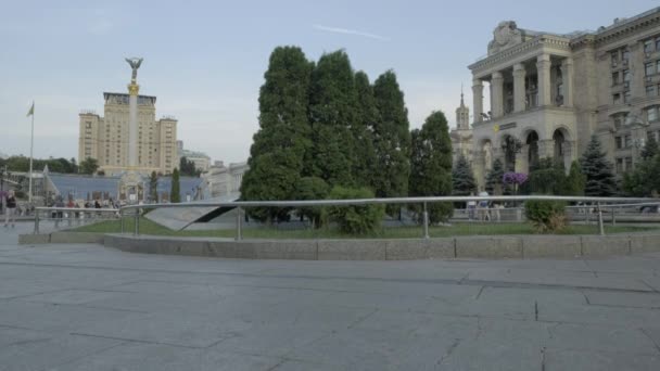 Estilo Jib Eleva Sobre Plaza Independencia Kiev Con Monumento Independencia — Vídeos de Stock