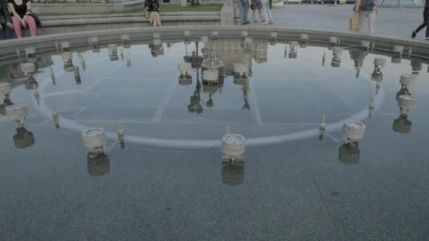 Kameran Stiger Från Fontänen Självständighetstorget Kiev Med Independence Monument Bakgrunden — Stockvideo